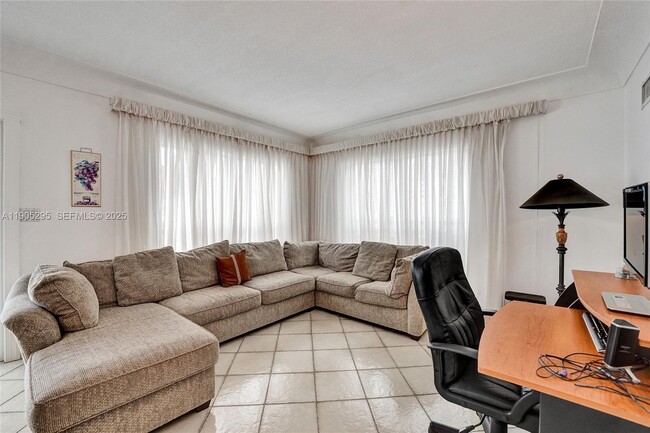 Building Photo - 2889 NE 35th St