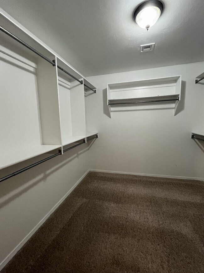 Building Photo - 401 Whitehouse Ln