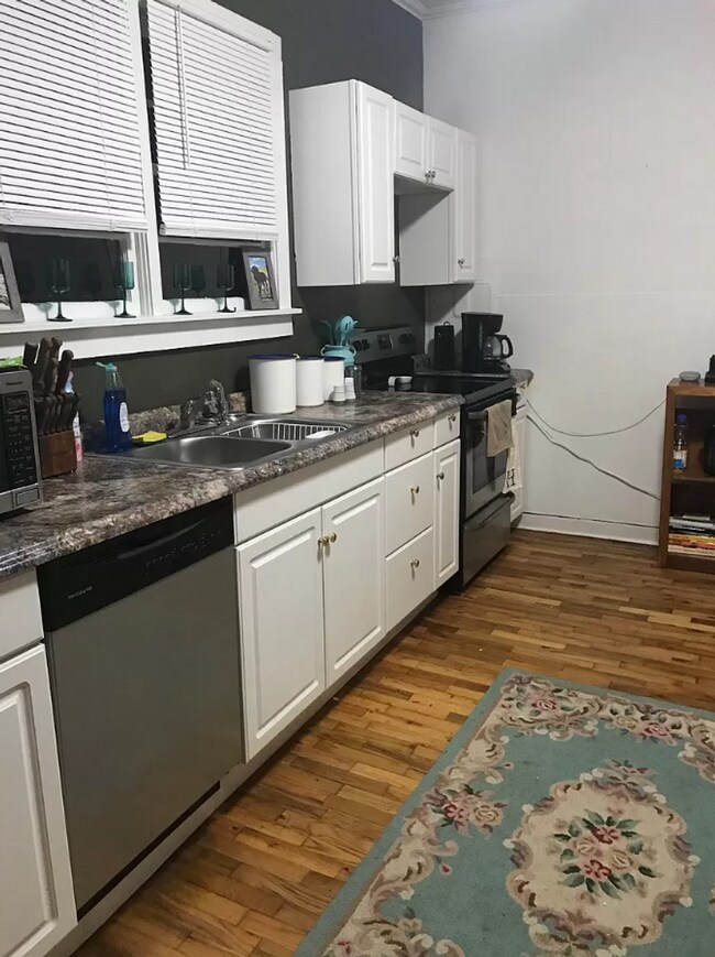 Building Photo - Adorable 3b/1b on Whitehall Road