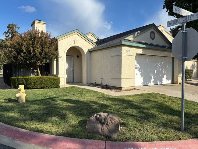 Building Photo - Oakley Single Story with Community Pool!