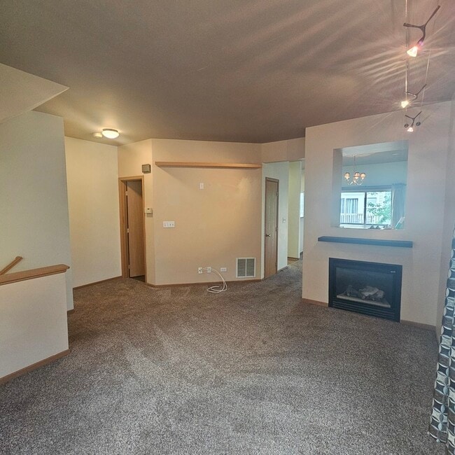 Building Photo - 1105 Village Center Pkwy
