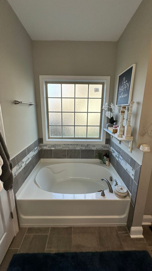 Building Photo - Pet Friendly Three Bedroom with Bonus!