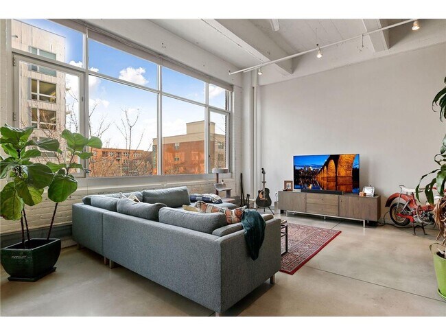 Building Photo - 700 N Washington Ave