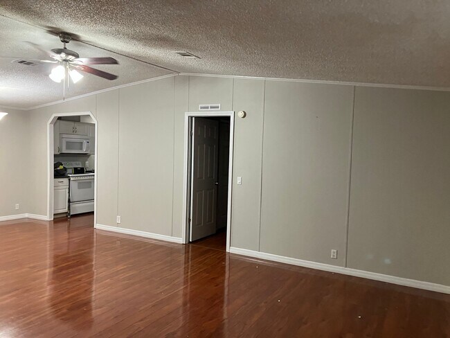 Building Photo - 1706 Riverview Dr