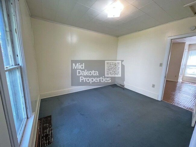 Building Photo - 509 E 1st- 3 bedroom single story house