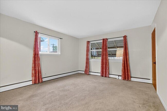 Building Photo - 825 Solly Ave