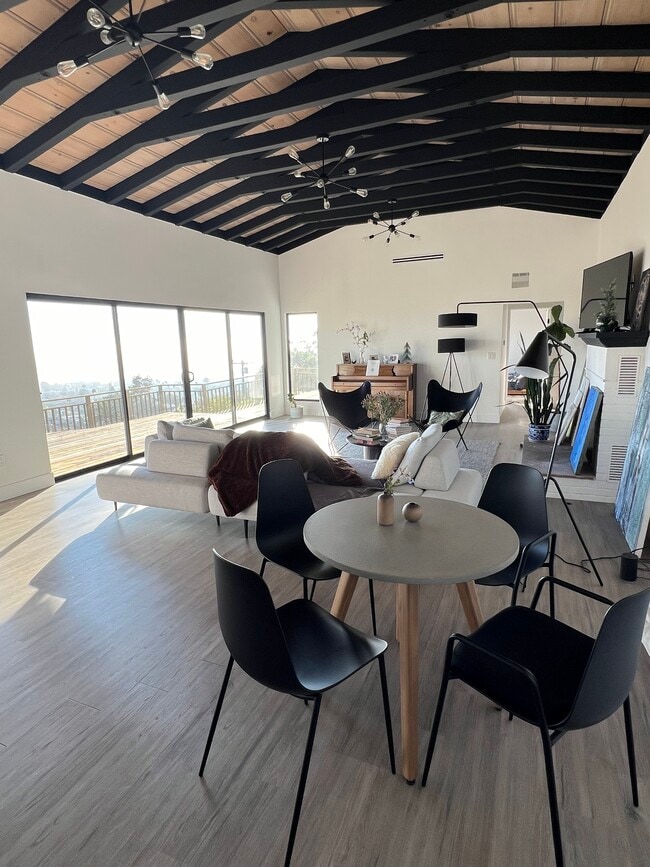 Building Photo - 353 Mariposa Dr