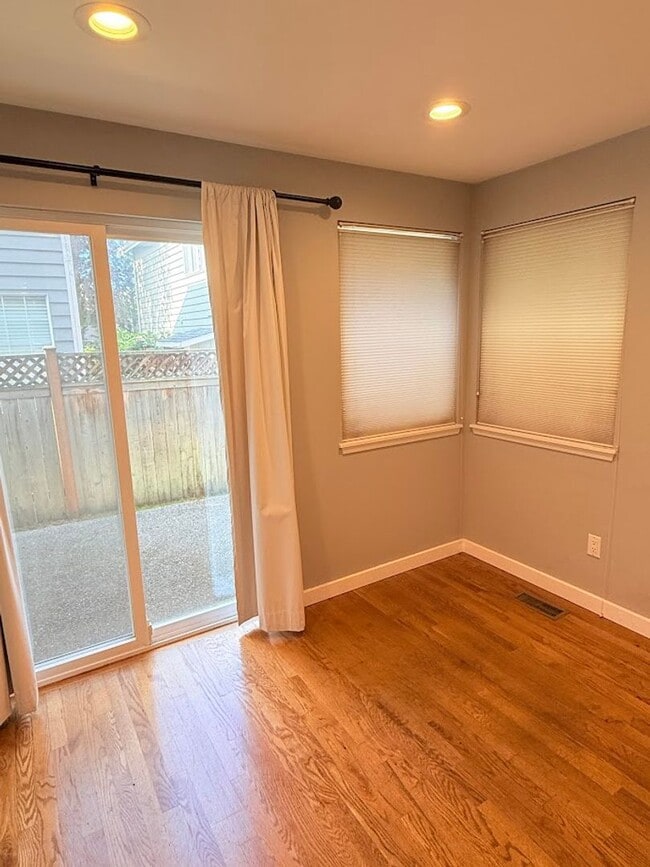 Building Photo - ? Charming 3BR/2.5BA Home in Kirkland, WA ?