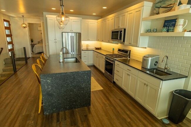 Building Photo - Jones - Fully Furnished Condo on the River Available Mid Sept - Mid May Only