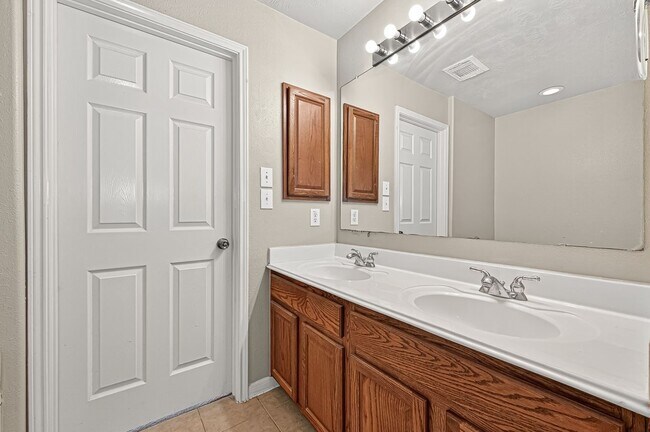 Building Photo - 24615 Amberleaf Ct