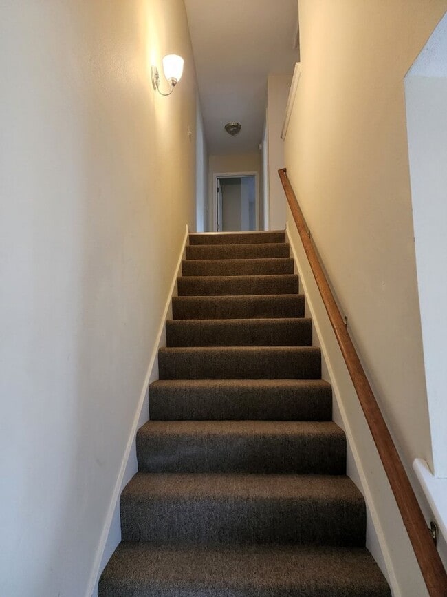 Building Photo - Spacious 2 Story home in Town - Apply Now ...