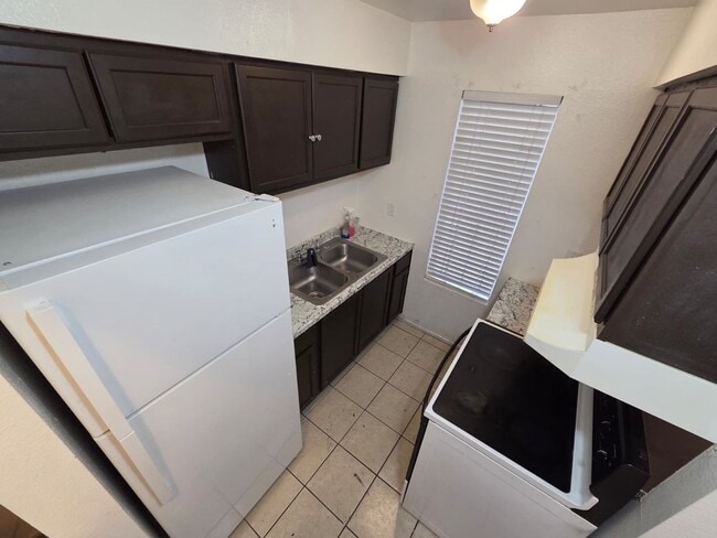 Building Photo - Spacious 2-Bedroom Apartment Near Downtown...