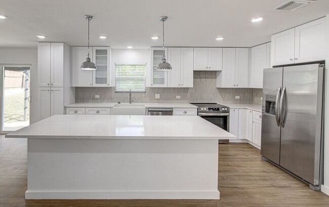 Building Photo - Fully Rebuilt 3BD Gem with Designer Finish...