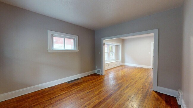 Building Photo - 11302 Parkview Ave