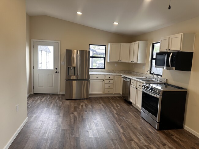 Building Photo - 330 Davis St