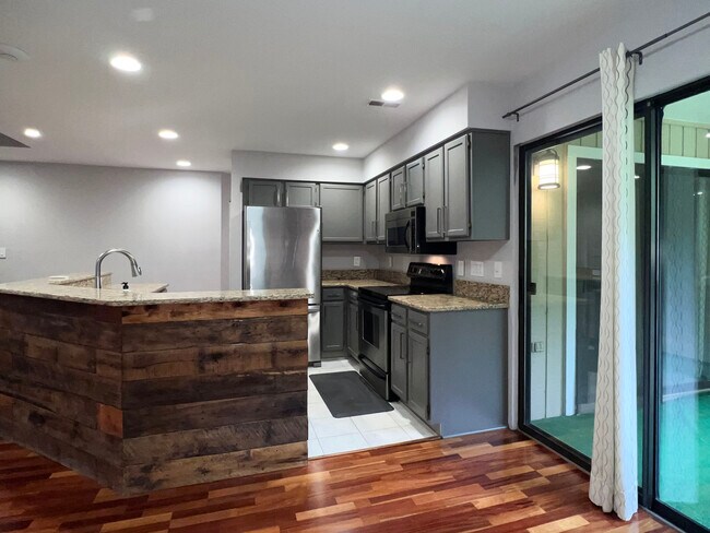 Building Photo - 221 New Kent Pl