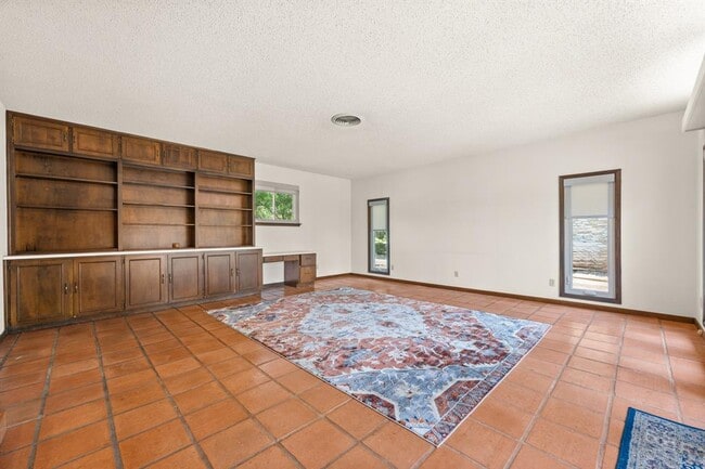 Building Photo - 6501 Mesa Dr