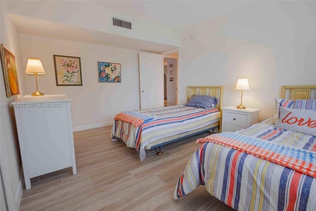 Building Photo - 2751 N Palm Aire Dr