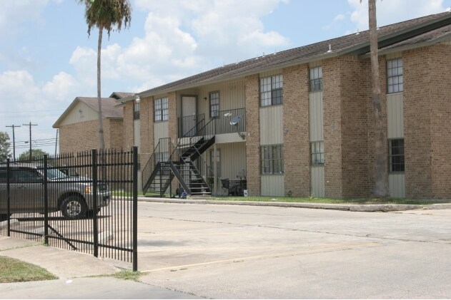 Building Photo - Oakwood Apartments