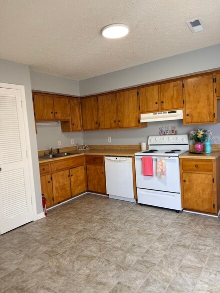 Building Photo - 15 Ferguson Dr