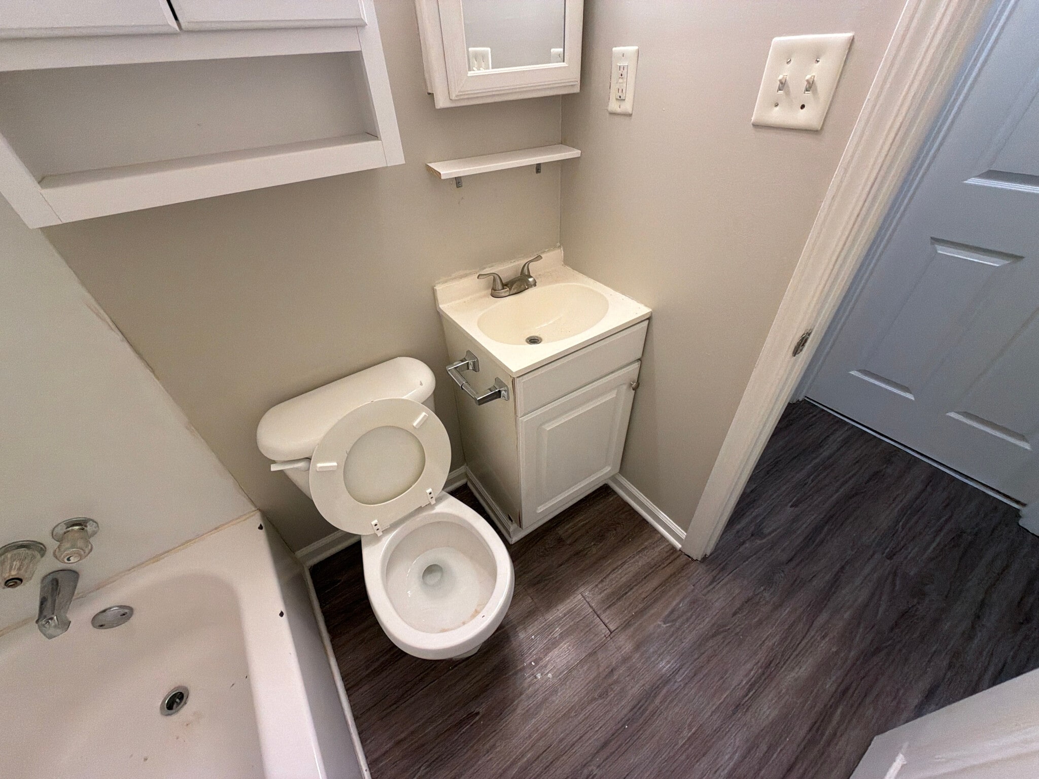 Building Photo - Room in Apartment on Overland Heights