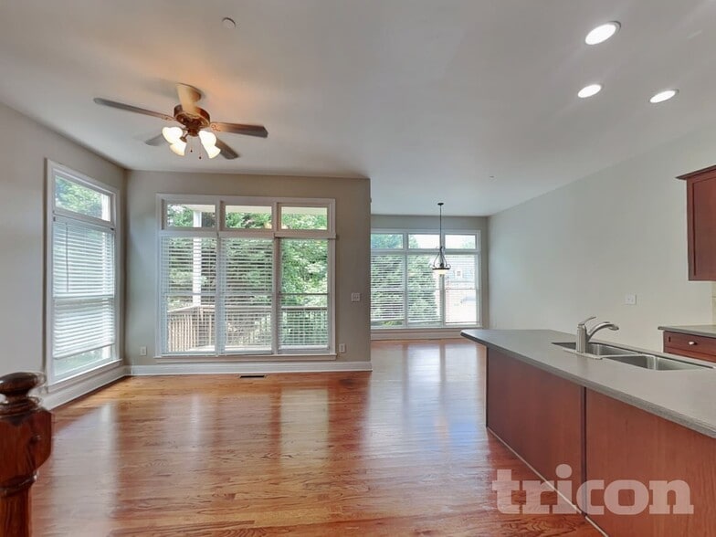 Building Photo - 1206 Comet View Tr SE