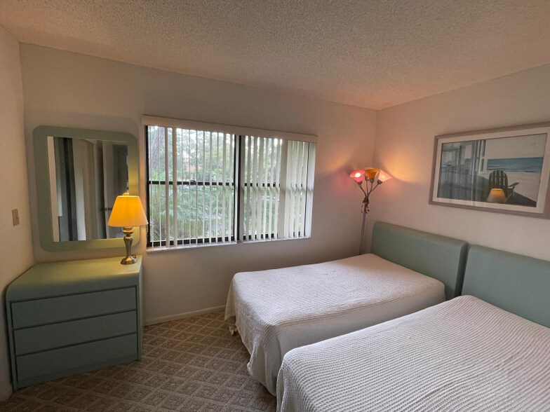 Building Photo - 202 Woodlake Wynde