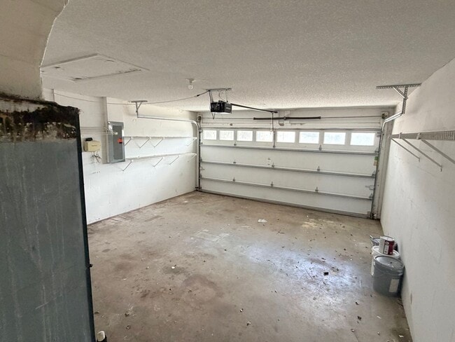 Building Photo - READY TO MOVE INTO 3/2/2 WITH IDEAL LOCATION!!!!