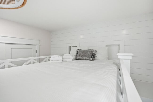 Building Photo - 304 Palm Beach Dr