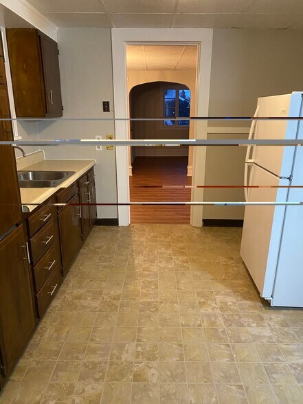 Kitchen - 30 Catlin Ave