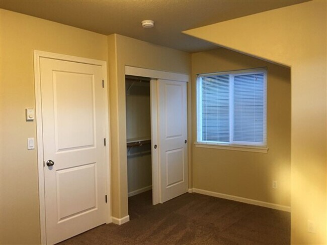 Building Photo - 3 Bedroom Home in Bend's Sun Meadows Commu...