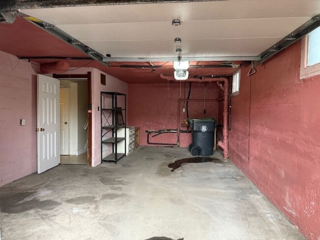 Building Photo - House For Lease