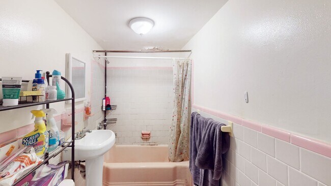 Building Photo - Nice, large studio in a prime location in ...
