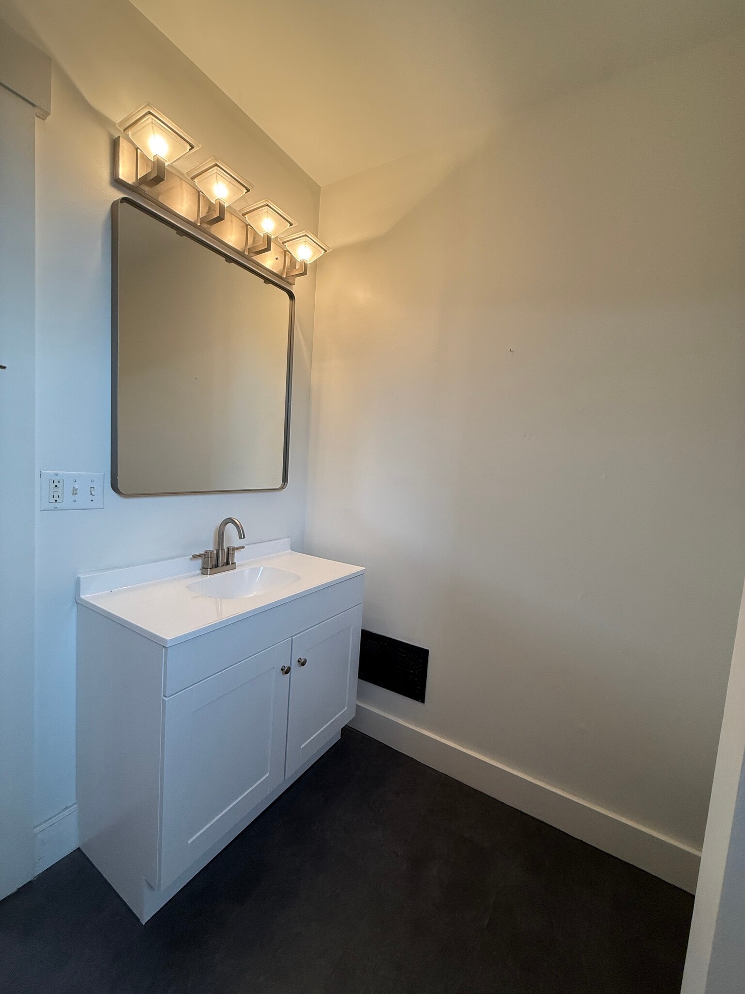 Secondary Full Bath - 218 Brown St