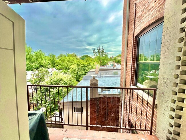 Building Photo - Historic Georgetown Sunny 2 Bedroom 1.5 Ba...