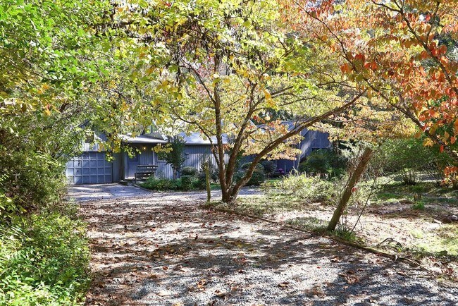 Building Photo - 914 Crestwood Ln