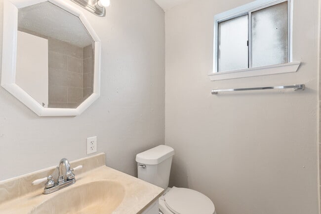 Building Photo - 743 Deercrest St