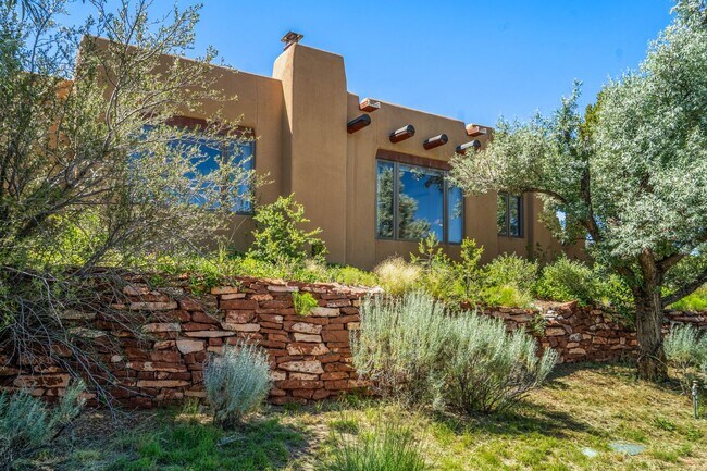 Building Photo - Northside Santa Fe Home