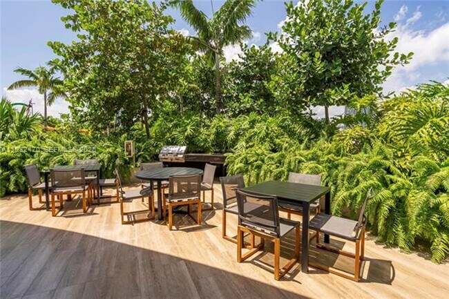 Building Photo - 700 NE 24th St