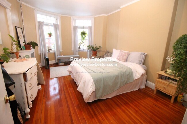 Building Photo - 10 Strathmore Rd