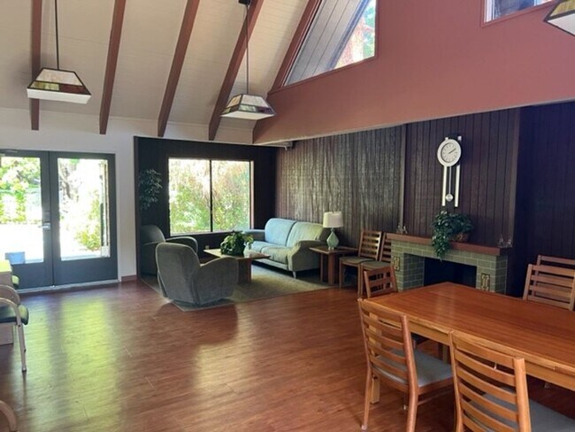 Building Photo - Palo Alto -Updated 3 Bedroom Condo In A Highly Sought After Neighborhood