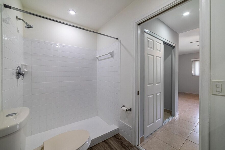 Building Photo - 2720 S Oakland Forest Dr