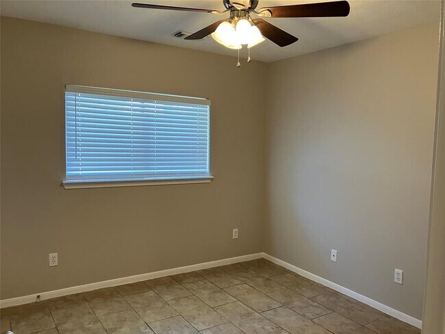 Building Photo - 1827 Oak Ridge Dr