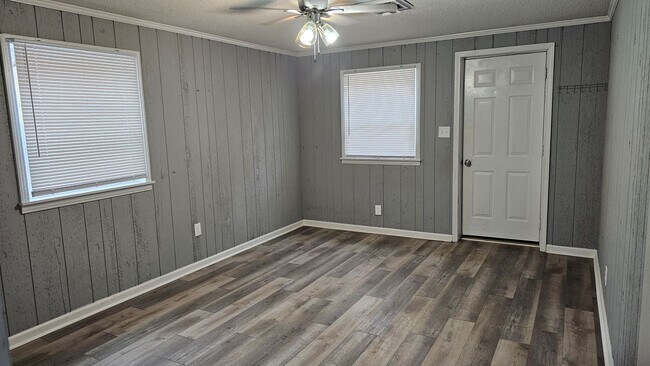 Building Photo - Coming SOON! 4 Bedroom with 2 living rooms! 1.5 Bath near Dover Rd!