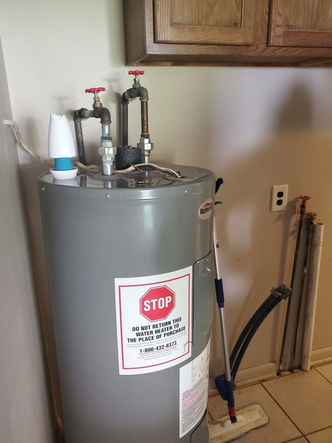 Building Photo - 3 Bed 1 Bath, Washer Dryer Hookup , Fenced in yard $1300 , $2800 to move in