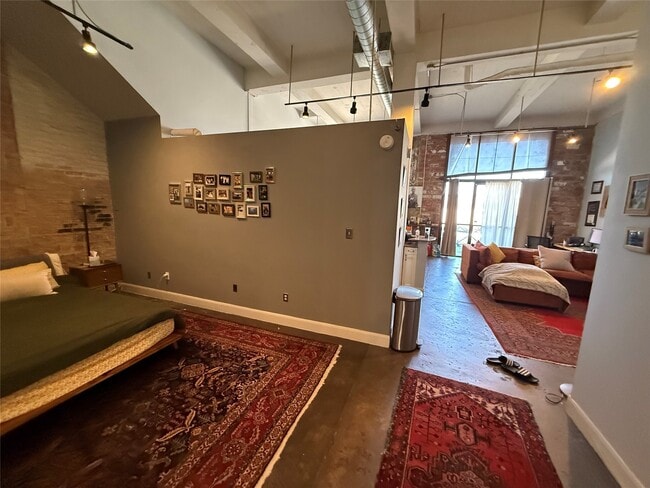 Building Photo - 915 N San Jacinto St