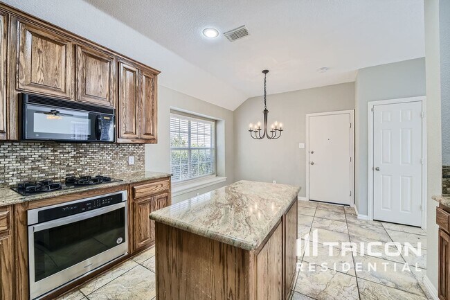 Building Photo - 2785 Greenway Dr