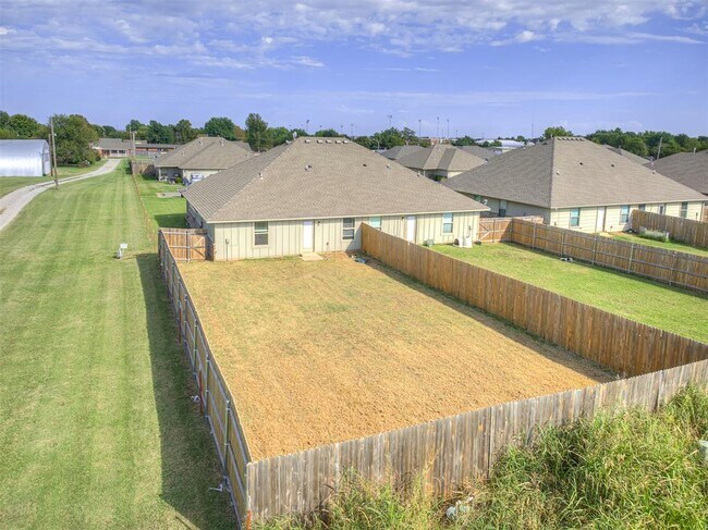 Building Photo - 609 N 5th St