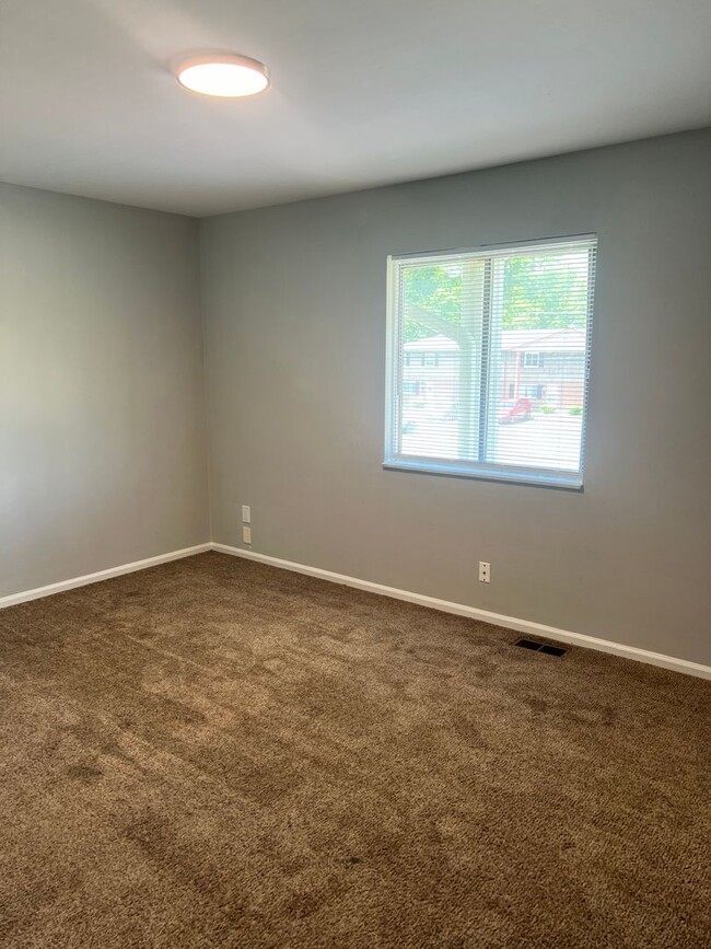 Building Photo - Spacious 2 bedroom/1.5 Bath Townhouse with...