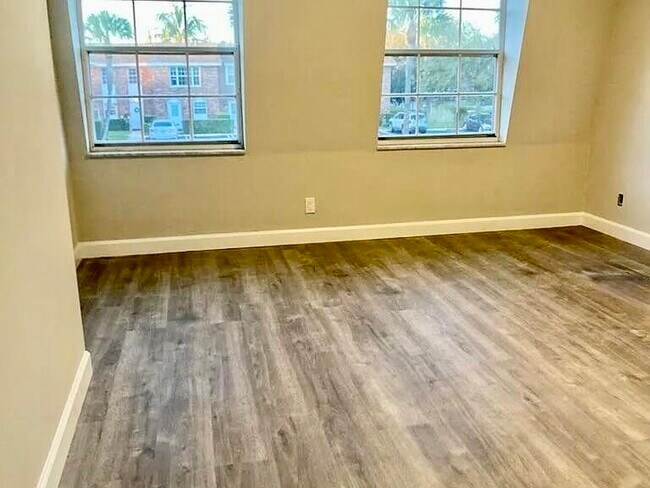 Building Photo - 413 N Cypress Dr